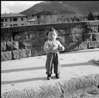 [Persone lungo il fiume Bidente, 1949