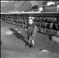 [Persone lungo il fiume Bidente, 1949