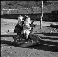 [Persone lungo il fiume Bidente, 1949