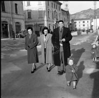 [Persone lungo il fiume Bidente, 1949