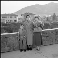 [Gruppo di famiglia in esterno ; Ritratto di bambino morto : 31 dicembre 1949