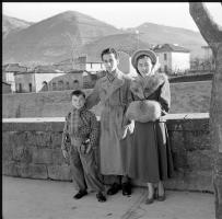 [Gruppo di famiglia in esterno ; Ritratto di bambino morto : 31 dicembre 1949