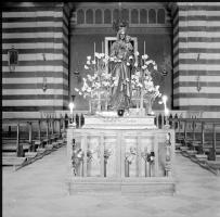 [Folla davanti a una chiesa ; Processione : 28 maggio 1949