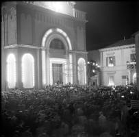 [Folla davanti a una chiesa ; Processione : 28 maggio 1949