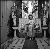 [Folla davanti a una chiesa ; Processione : 28 maggio 1949