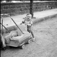 [Bambini ; Giovane donna in campagna ; Gruppo di persone davanti all'ingresso di una sartoria : 22 giugno 1949