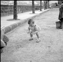 [Bambini ; Giovane donna in campagna ; Gruppo di persone davanti all'ingresso di una sartoria : 22 giugno 1949