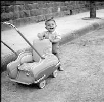 [Bambini ; Giovane donna in campagna ; Gruppo di persone davanti all'ingresso di una sartoria : 22 giugno 1949
