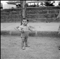 [Bambini ; Giovane donna in campagna ; Gruppo di persone davanti all'ingresso di una sartoria : 22 giugno 1949