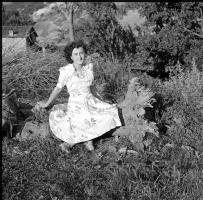 [Bambini ; Giovane donna in campagna ; Gruppo di persone davanti all'ingresso di una sartoria : 22 giugno 1949