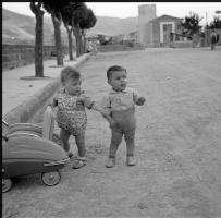 [Bambini ; Giovane donna in campagna ; Gruppo di persone davanti all'ingresso di una sartoria : 22 giugno 1949