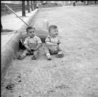 [Bambini ; Giovane donna in campagna ; Gruppo di persone davanti all'ingresso di una sartoria : 22 giugno 1949