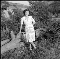 [Bambini ; Giovane donna in campagna ; Gruppo di persone davanti all'ingresso di una sartoria : 22 giugno 1949