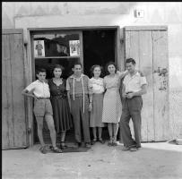 [Bambini ; Giovane donna in campagna ; Gruppo di persone davanti all'ingresso di una sartoria : 22 giugno 1949