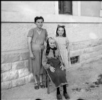 [Gruppi di persone al fiume ; Ritratti : 10 luglio 1949