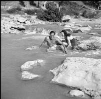[Gruppi di persone al fiume ; Ritratti : 10 luglio 1949