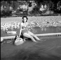 [Gruppi di persone al fiume ; Ritratti : 10 luglio 1949