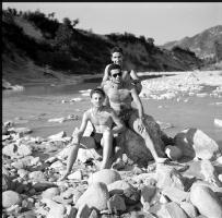 [Gruppi di persone al fiume ; Ritratti : 10 luglio 1949