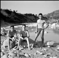 [Gruppi di persone al fiume ; Ritratti : 10 luglio 1949