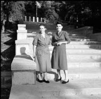 [Gruppi di persone al fiume ; Ritratti : 10 luglio 1949