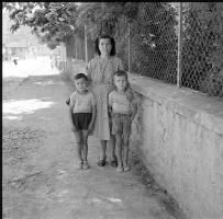 [Gruppi di persone al fiume ; Ritratti : 10 luglio 1949