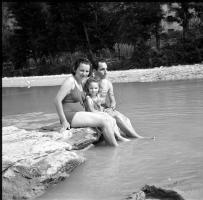 [Gruppo di persone al fiume ; Bagnanti su barca a remi ; Bambino su camion : 15, 17 agosto 1949