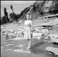 [Gruppo di persone al fiume ; Bagnanti su barca a remi ; Bambino su camion : 15, 17 agosto 1949