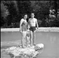 [Gruppo di persone al fiume ; Bagnanti su barca a remi ; Bambino su camion : 15, 17 agosto 1949