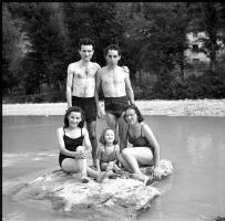 [Gruppo di persone al fiume ; Bagnanti su barca a remi ; Bambino su camion : 15, 17 agosto 1949