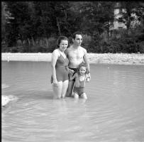 [Gruppo di persone al fiume ; Bagnanti su barca a remi ; Bambino su camion : 15, 17 agosto 1949