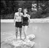 [Gruppo di persone al fiume ; Bagnanti su barca a remi ; Bambino su camion : 15, 17 agosto 1949