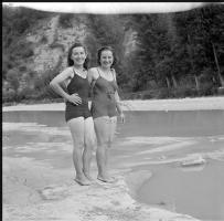 [Gruppo di persone al fiume ; Bagnanti su barca a remi ; Bambino su camion : 15, 17 agosto 1949