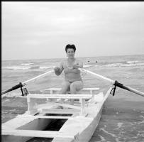 [Gruppo di persone al fiume ; Bagnanti su barca a remi ; Bambino su camion : 15, 17 agosto 1949