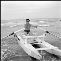 [Gruppo di persone al fiume ; Bagnanti su barca a remi ; Bambino su camion : 15, 17 agosto 1949