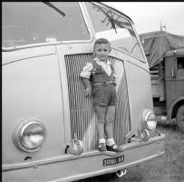 [Gruppo di persone al fiume ; Bagnanti su barca a remi ; Bambino su camion : 15, 17 agosto 1949