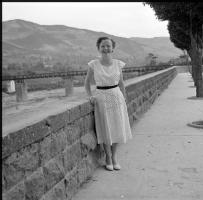 [Giovane donna con bambina in esterno, 1949