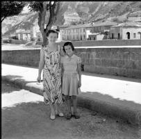 [Giovane donna con bambina in esterno, 1949