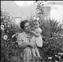 [Bambini in un giardino : 17-20 luglio 1949