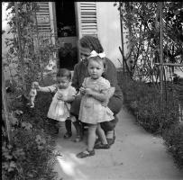 [Bambini in un giardino : 17-20 luglio 1949