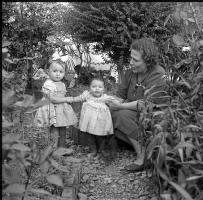 [Bambini in un giardino : 17-20 luglio 1949