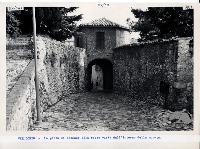 Verucchio : la porta di accesso alla rocca vista dall'interno della murata